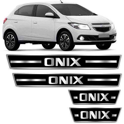 Adesivo Soleira Resinado Chevrolet Onix 2012 a 2018 Preto com Grafia Cromada Excelente Fixação