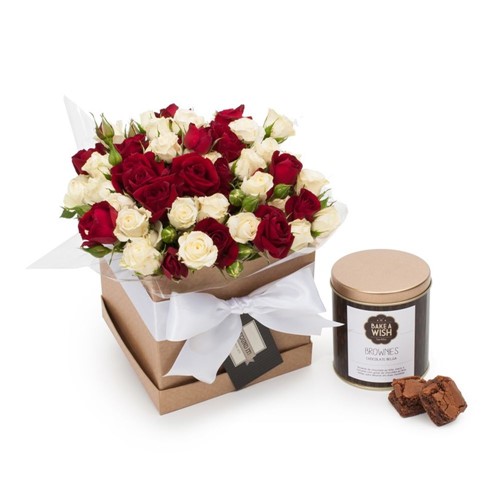 Arranjo Chic com Rosas Vermelhas e Brancas em Caixa M + Brownies