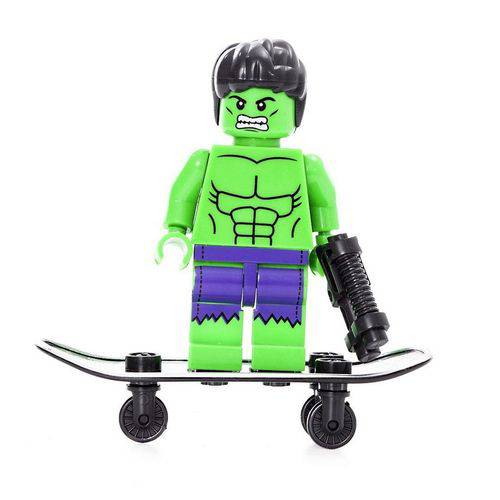 Boneco Lego Marvel Hulk com Skate e Acessórios