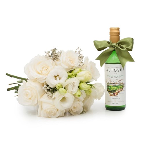 Buquê White Surprise com Flores Brancas P + Vinho Branco Altosur