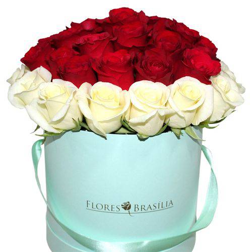Caixa Sofisticada com Rosas Vermelhas e Brancas