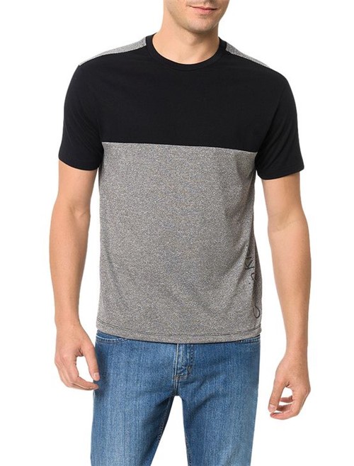 Camiseta Slim Calvin Klein com Recorte e Maxi Logo Preto - GG