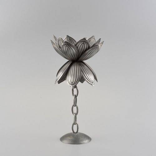 Castiçal de Ferro Cromado 38cm Flor Pequeno Prestige