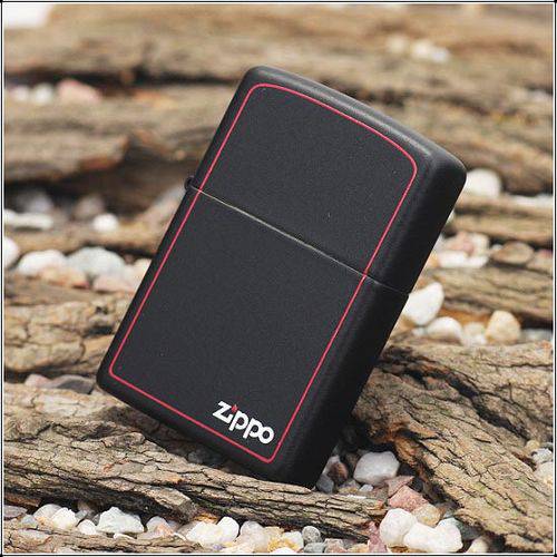 Isqueiro Zippo Classic Black / Red Logo Ref 218zb