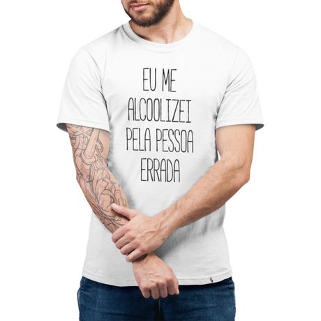 Me Alcoolizei Pela Pessoa Errada - Camiseta Basicona Unissex
