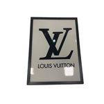 Quadro Decorativo Metal Logo Louis Vuitton Cor Branco 40x50