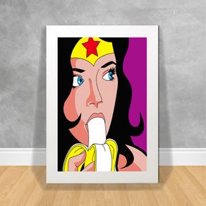 Quadro Decorativo Mulher Maravilha Comendo Banana Vida Secreta dos Super Heróis 04 Branca
