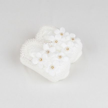 Sapatinho de Tricot Branco 4 Flores com Pérolas e Strass - Bilú Tetéia