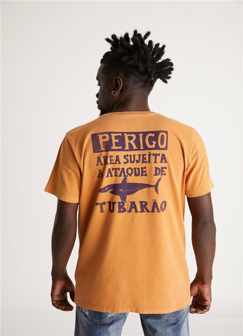 T-shirt Tinturada Silk Perigo Tubarao Amarelo G