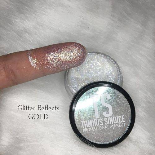 Tamiris Sindice Reflects Gold Glitter