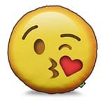 Almofada Emoji Beijinho com Coração Emoticon
