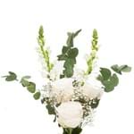 Buquê Clássico com Flores Brancas e Folhagem M