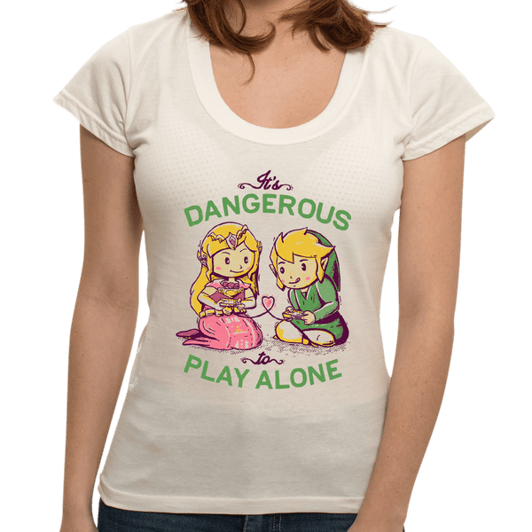 Camiseta Its Dangerous To Play Alone - Feminina - P