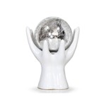 Estatueta em Cerâmica Mãos com Esfera Vidro