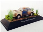 Miniatura Diorama Volkswagen Fusca (1985) "Customizado e Envelhecido" - Branco / Azul - 1:43 - Ixo 130252