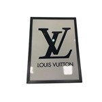 Quadro Decorativo Metal Logo Louis Vuitton Cor Branco 40x50
