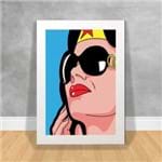 Quadro Decorativo Mulher Maravilha de Óculos Escuro Vida Secreta dos Super Heróis 63 Branca